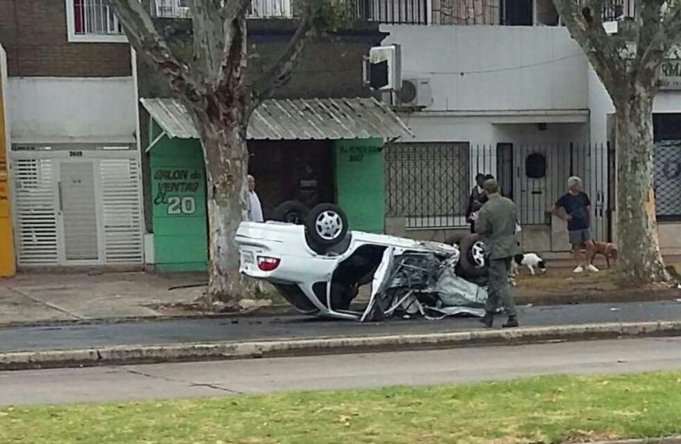 Chocaron contra un árbol y terminaron con el auto dado vuelta sobre la calle