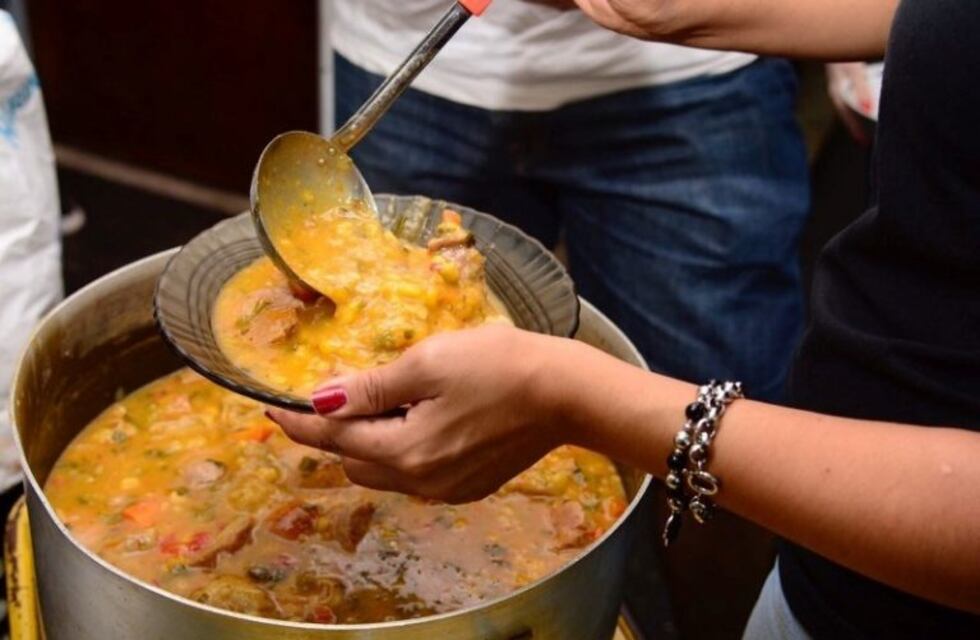 Una familia de Tupungato regala 200 porciones de locro a sus vecinos