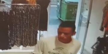 Ladrón armado asalta un local del centro y queda filmado