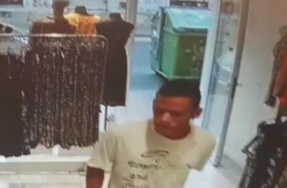 El momento en el que un sujeto armado asalta un comercio en pleno centro