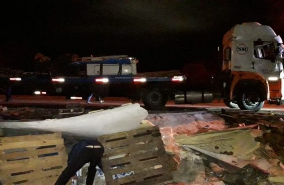 Un camión llevaba lácteos y volcó en la Autopista de las Serranías Puntanas