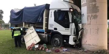 Un camión se estrelló contra en un pilar de la rotonda de Limache\u002E (El Tribuno)