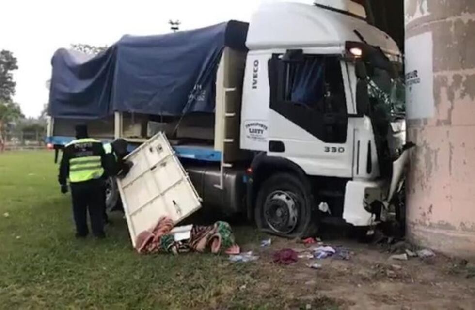 Rotonda de Limache: un camión se estrelló contra un pilar