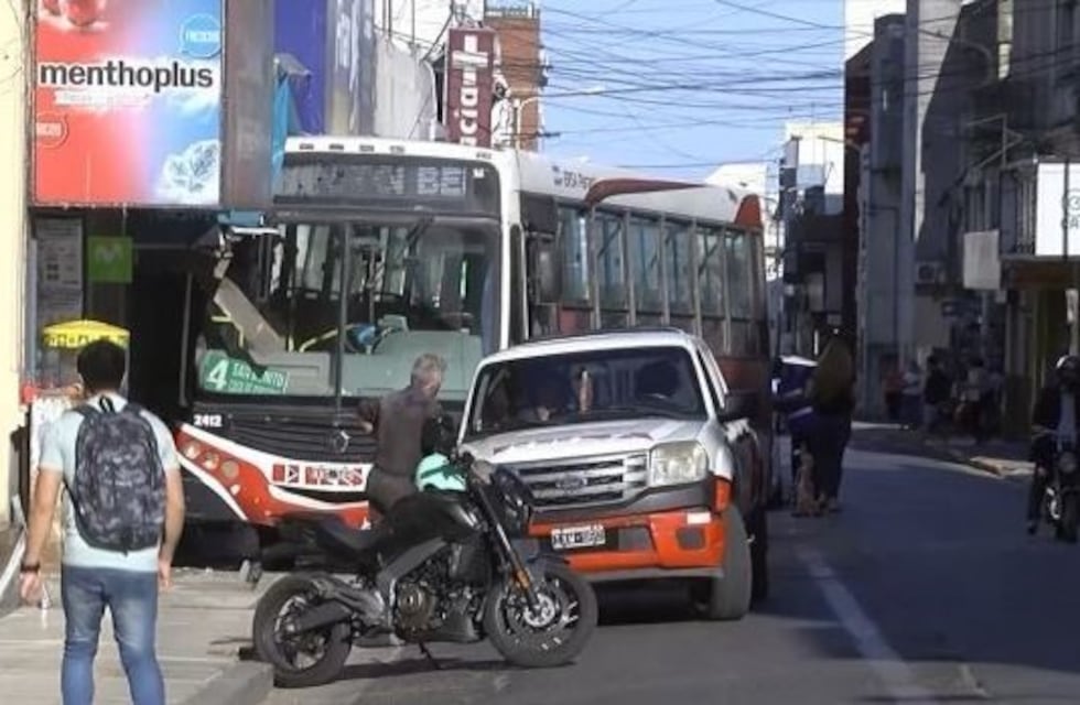 Colectivo se estrelló contra un local en pleno centro de Paraná