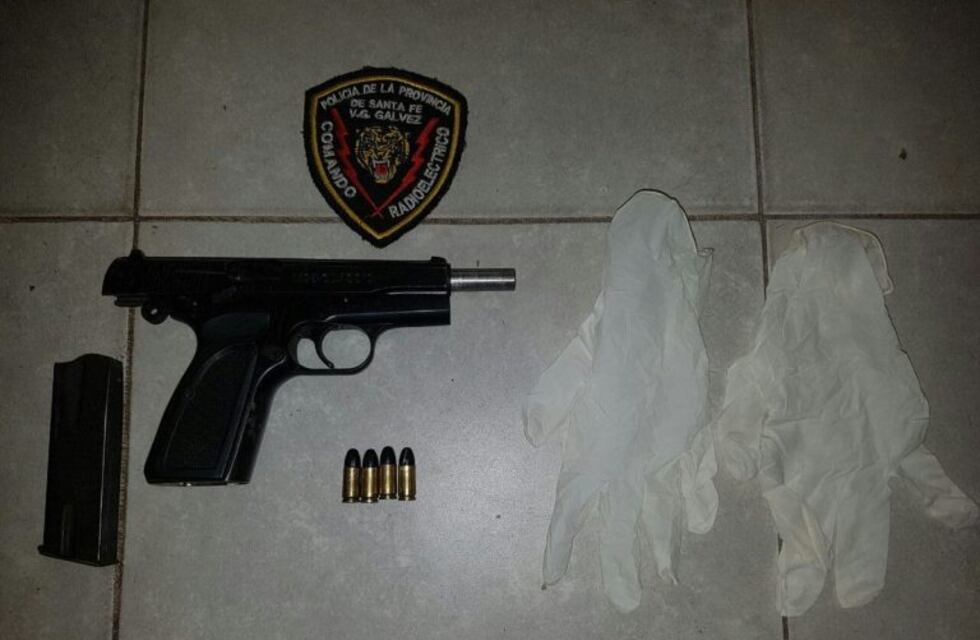 ¿Listo para un delito? Joven con pedido de captura fue detenido con un arma de fuego y guantes de látex en su poder