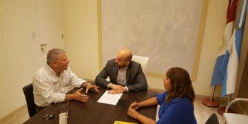 Gustavo Benedetti y Alejandra Diaz junto al Secretario de Transporte de la Provincia de Córdoba, Franco Mogetta
