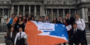 Jóvenes fueguinos integrantes del Parlamento Juvenil del Mercosur en el Congreso Nacional