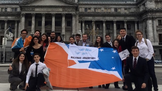 Jóvenes fueguinos integrantes del Parlamento Juvenil del Mercosur en el Congreso Nacional