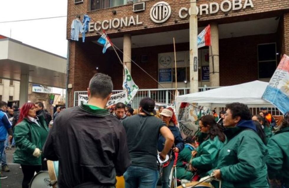 Se cumple el séptimo día consecutivo sin servicio de trasporte urbano en Córdoba