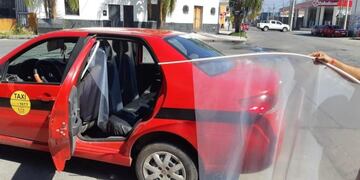 Taxistas instalan placas divisorias en sus unidades (Facebook El Salteño al Día)