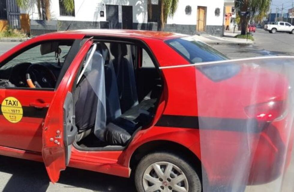 Taxistas salteños instalan placas divisorias en los autos