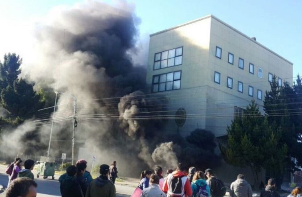 Incidentes frente a la Legislatura de Santa Cruz durante la aprobación del pacto fiscal