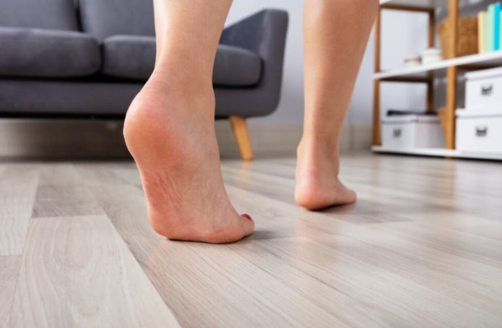 Sacarse los zapatos dentro de casa trae beneficios para la salud