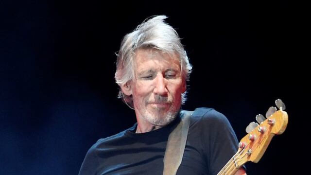 Roger Waters performs on day 3 of the 2016 Desert Trip music festival at Empire Polo Field on Sunday, Oct. 9, 2016, in Indio, Calif. (Photo by Chris Pizzello/Invision/AP) eeuu california indio roger waters festival de musica Desert Trip musica festivales
