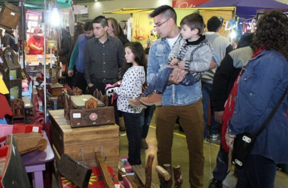 La XXIII Feria del Artesanías se realiza en la Plaza 25 de Mayo