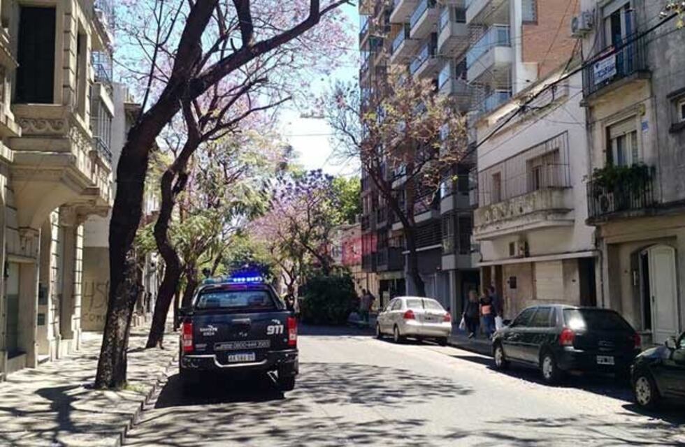 Una mujer atropelló a un empleado público en el centro