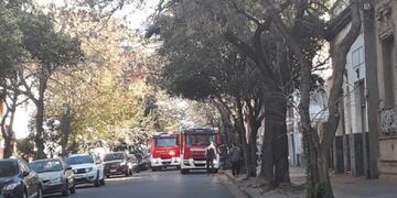 Dos dotaciones llegaron hasta la puerta del inmueble\u002E (@mauroyasprizza)