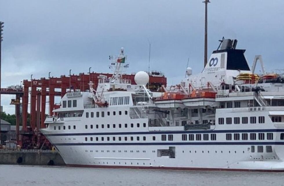 Un crucero de lujo que iba a la Antártida quedó varado por deuda millonaria