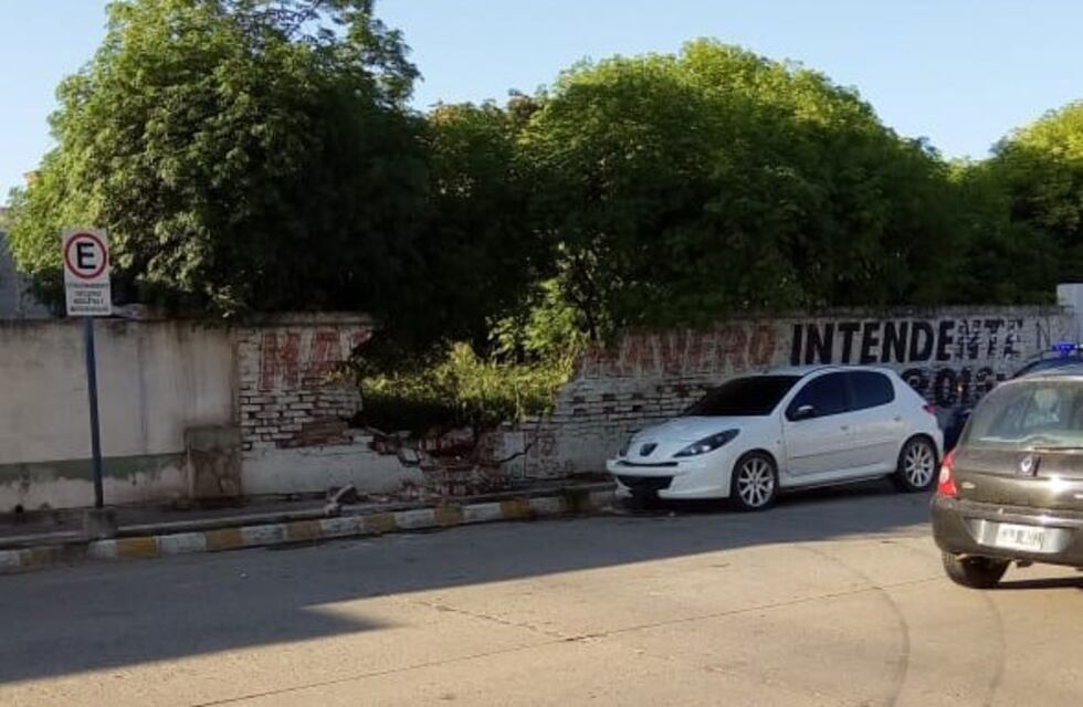 Un joven chocó su auto al intentar pasar el semáforo en verde