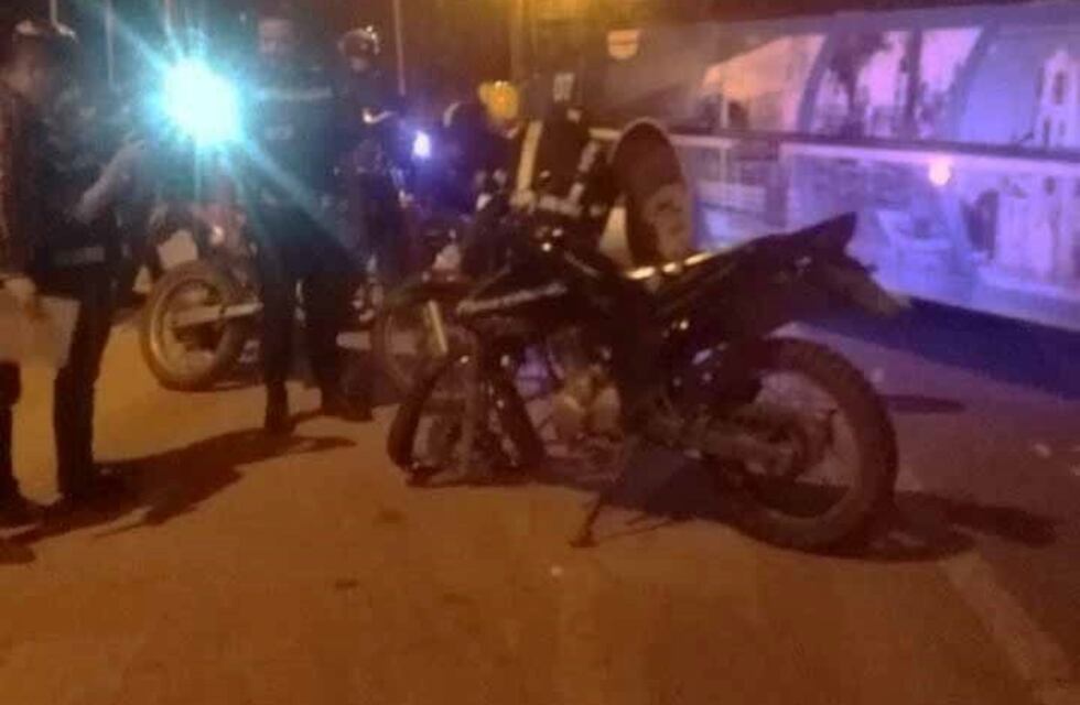 Una motociclista falleció tras chocar con un colectivo