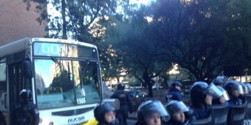 El esquema de emergencia ya tuvo su primer cruce entre choferes que trabajan y aquellos que no\u002E