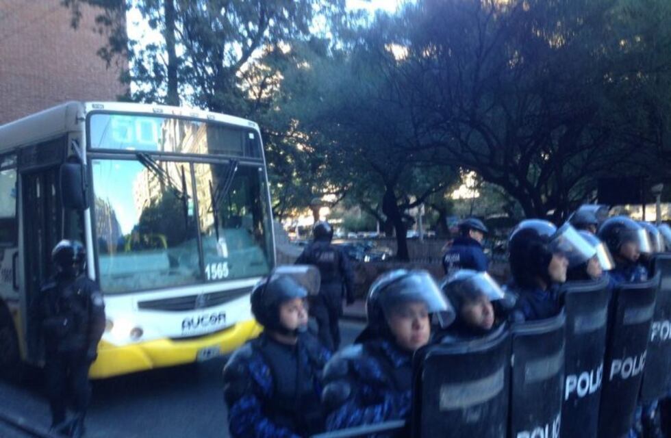 Primer cruce entre delegados de UTA y un chofer que está trabajando