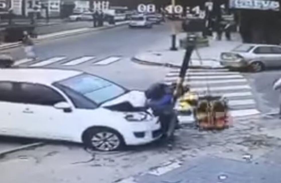 Adrogué: hizo un giro en "U" y embistió a un peatón contra un semáforo