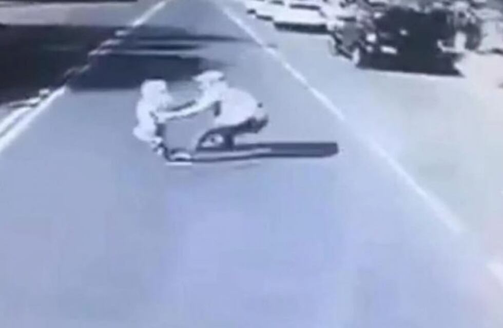 Un padre murió arrollado por un colectivo por salvar a su hijo de cuatro años