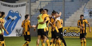 Los jugadores de Mitre se abrazan y desahogan tras reencontrarse con la victoria\u002E