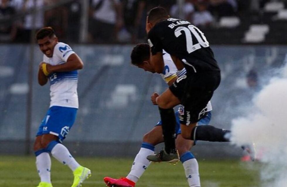Chile: suspendieron el clásico entre Colo Colo y U. Católica por una bomba de estruendo que hirió a Nicolás Blandi