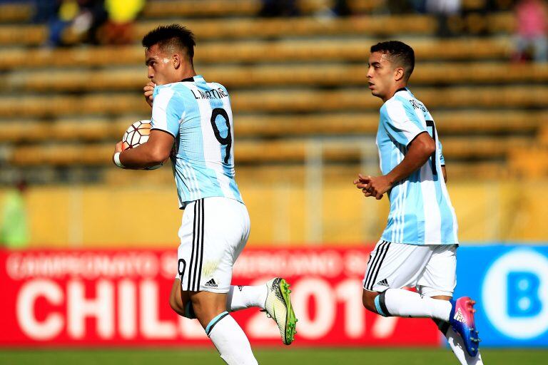 QUI07. QUITO (ECUADOR), 11/02/2017.- El jugador argentino Lautaro Martínez (i) celebra después de anotar un gol hoy, sábado 11 de febrero de 2017, durante un partido entre Argentina y Venezuela por el Sudamericano Sub'20, en el estadio Atahualpa de Quito