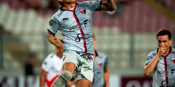 Luis Rodriguez of Argentina's Colon de Santa Fe celebrates after scoring against Peru's Deportivo Municipal during their Copa Sudamericana football match at the National stadium in Lima on March 19, 2019 (Photo by ERNESTO BENAVIDES / AFP)