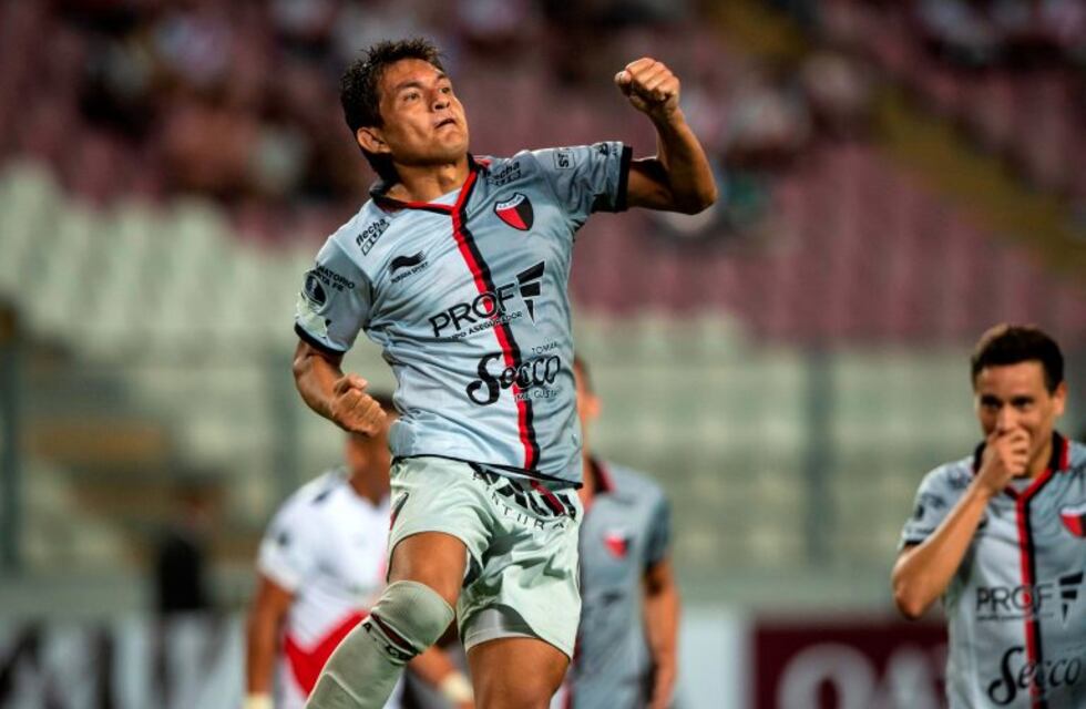 Colón goleó 3 a 0 a Deportivo Municipal en su debut en la Copa Sudamericana