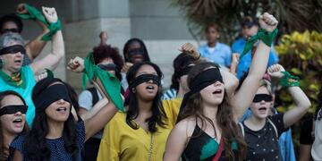 Decenas de mujeres participan en la intervención “Un violador en tu camino”, popularizada por el movimiento feminista chileno Las Tesis, EFE/ Orlando Barría