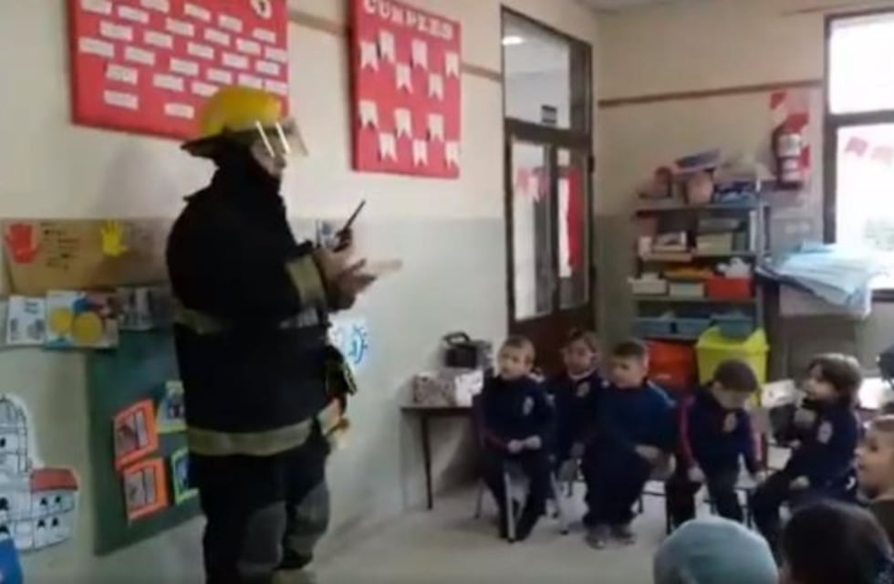 Video: bombero fue a dar una charla a un jardín y un nene lo increpó por el apagón