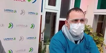 Video: el médico de Laprida que se quebró durante una conferencia de prensa