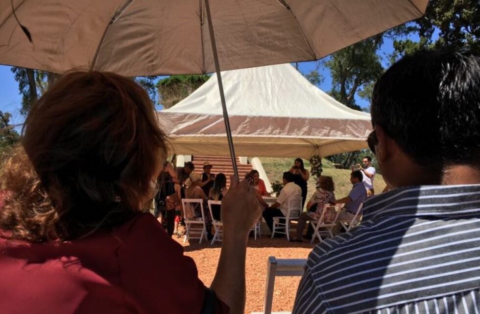 Doce nuevos casamientos en el Rosedal y una novia con un regalo especial