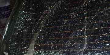 Vehículo apedreado por jóvenes (Policía)