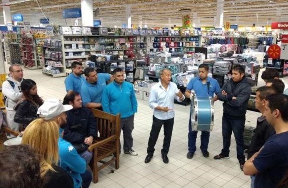 Empleados de Walmart protestan para reclamar la reincorporación de 55 compañeros