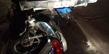 El motociclista fue hospitalizado tras embestir a una camioneta
