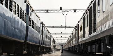 IND876 BOMBAY (INDIA), 02/03/2017.- Un miembro del personal de ferrocarriles limpia los trenes en la estaciu00f3n Lokmanya Tilak Terminus en Bombay, India, hoy 2 de marzo de 2017. Al menos 8 millones de personas utlizan el servicio ferroviario a diario en Bom