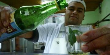 La cau00f1a con ruda macho es una bebida tradicional en distintos lugares del pau00eds.