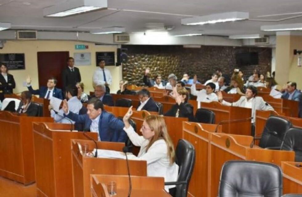 El oficialismo le dio media sanción al proyecto antiplus en una sesión marcada por la polémica