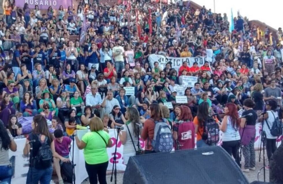 Enorme marcha contra la violencia hacia las mujeres en Rosario