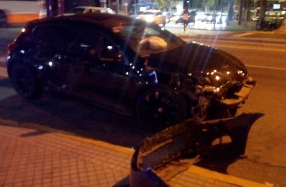 Violento choque en Avellaneda y Mendoza con una mujer herida