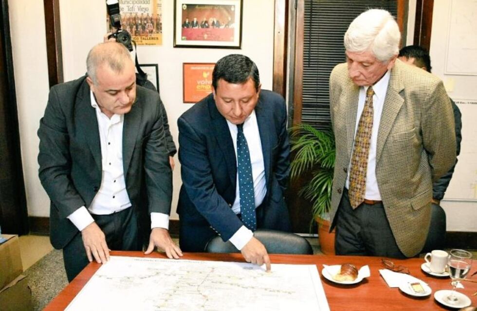 Dos intendentes interesados en conocer sobre el proyecto del tren eléctrico