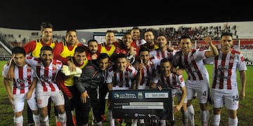Los jugadores de San Martín posan con el cheque que ganaron tras avanzar en la Copa\u002E