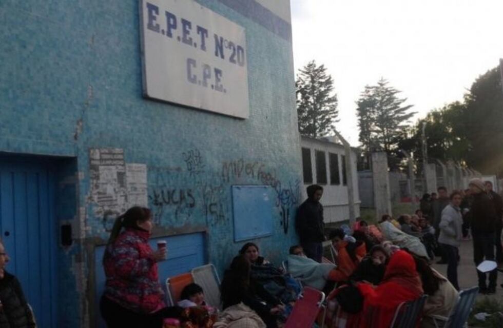 Decenas de padres durmieron toda la noche afuera de las escuelas técnicas por una vacante