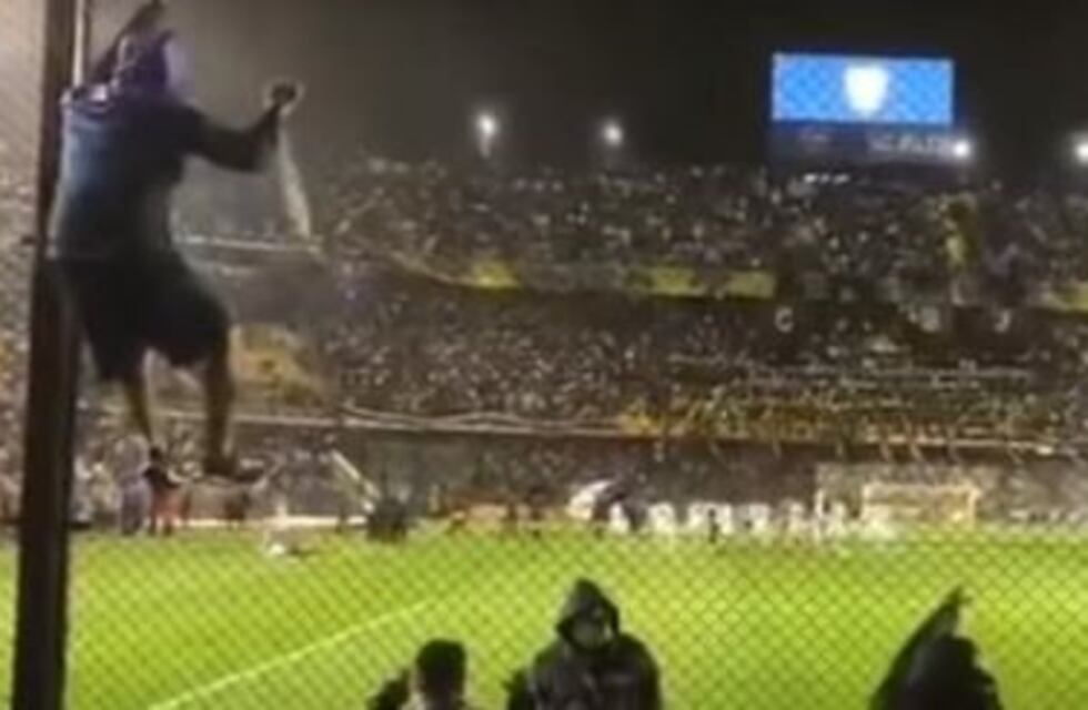 Un hincha de Boca cayó desde lo más alto del alambrado de la popular en la Bombonera