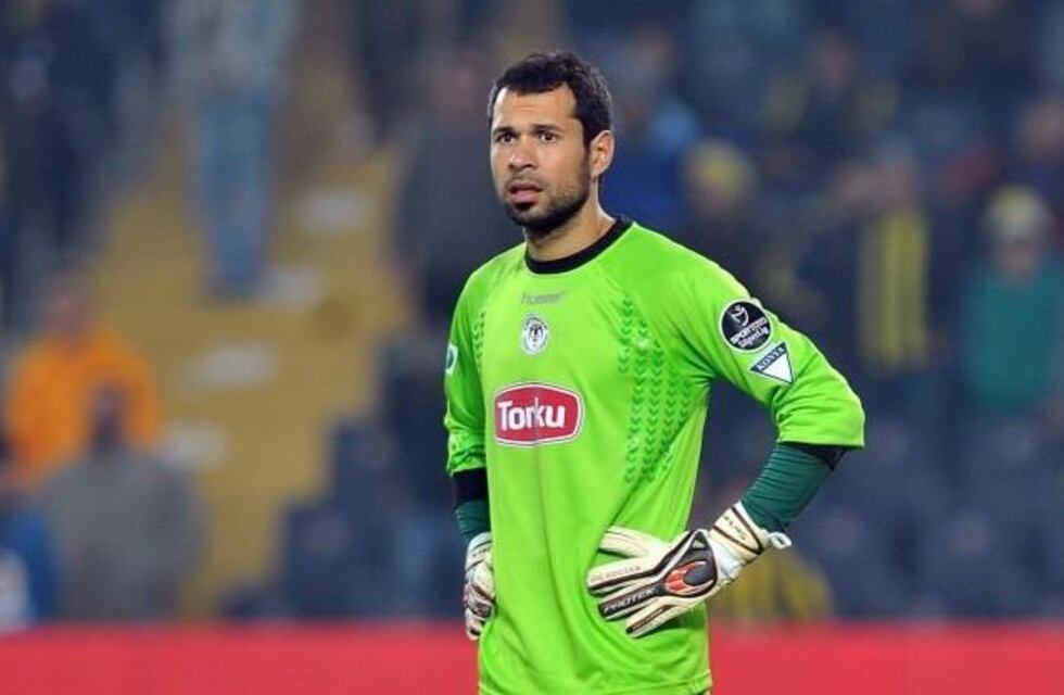 Un arquero agarró la pelota con las manos fuera del área y vio la tarjeta roja a los 13 segundos de partido